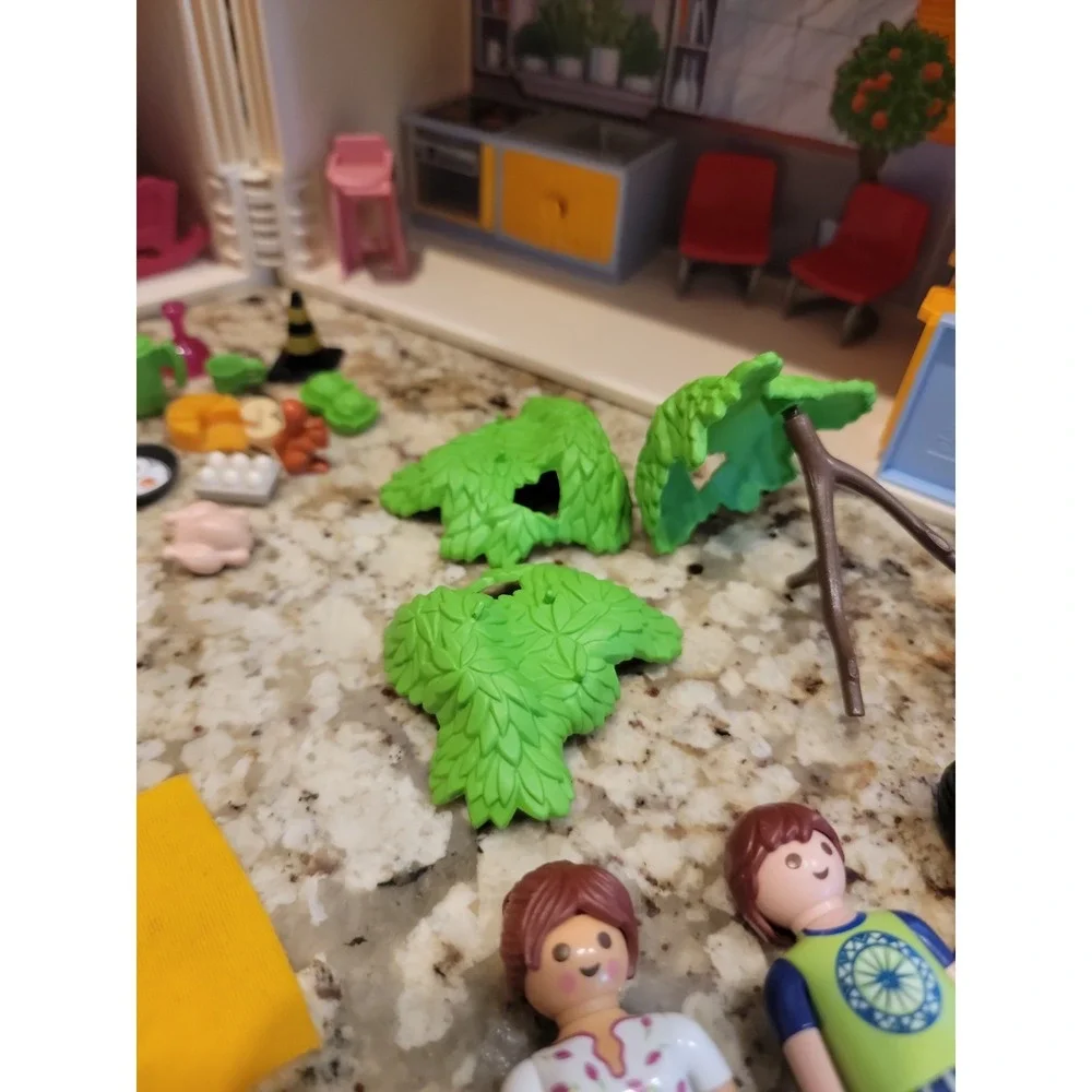 Playmobil Dollhouse 2005 Folding w/People And Accessories Not Complete